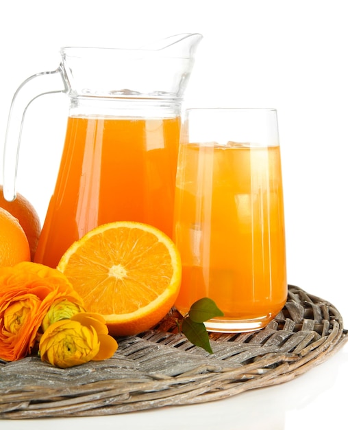 Copo e jarra de suco de laranja isolado em branco