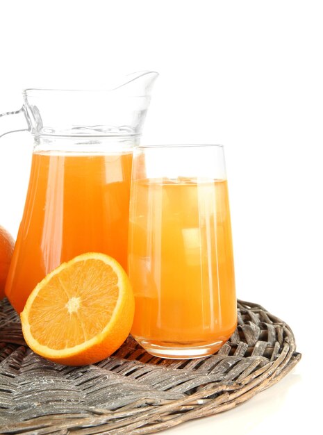 Copo e jarro de sumo de laranja isolado em branco