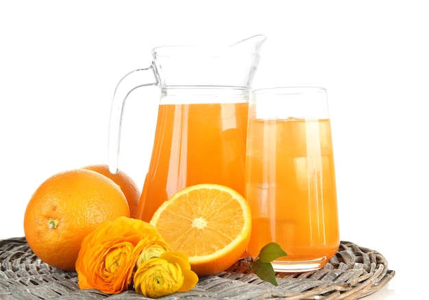 Copo e jarro de sumo de laranja isolado em branco