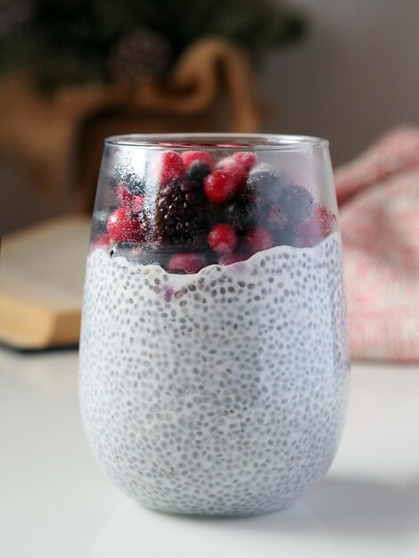 Copo grande de pudim de sementes de chia com frutas silvestres