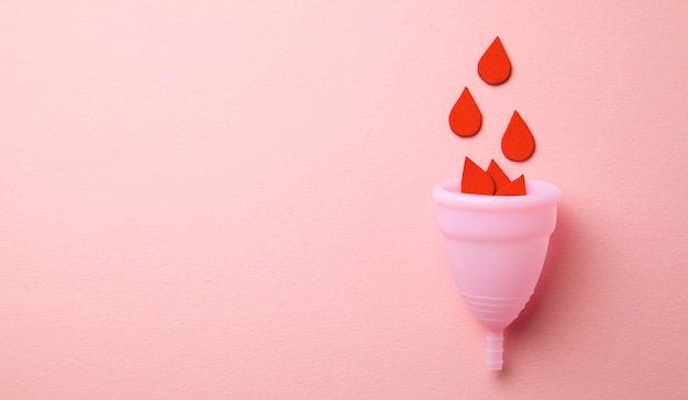 Copo menstrual de silicone para saúde feminina e higiene alternativa copo com gotas de sangue em uma rosa