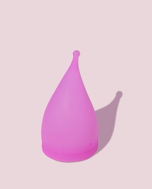 Copo menstrual de silicone reutilizável rosa Conceito de higiene feminina, ginecologia e saúde