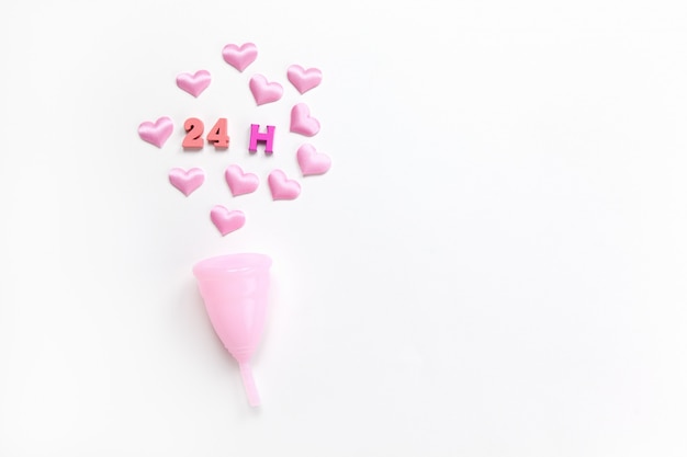 Copo menstrual rosa com corações e letras
