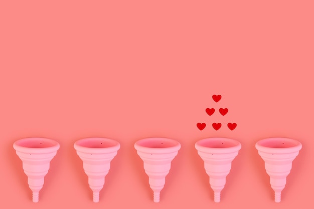 Copo menstrual rosa de silicone Copos planos com gota de sangue ou corações vermelhos em um fundo rosa