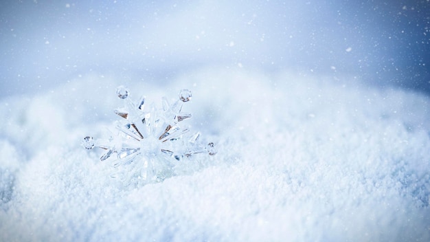 Foto copo de nieve de cristal en la nieve blanca