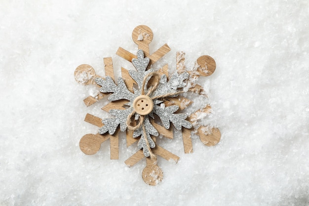 Copo de nieve decorativo en mesa de nieve