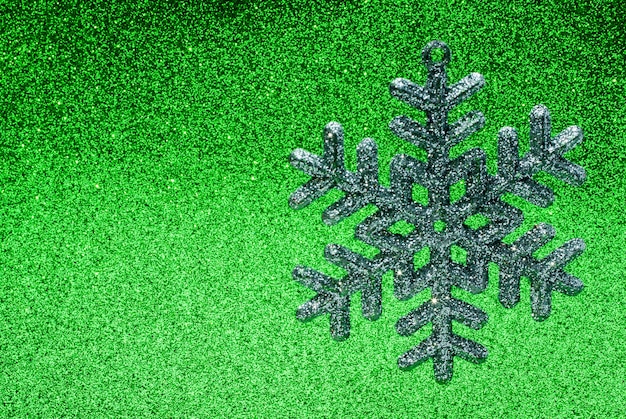Copo de nieve de juguetes de árbol de Navidad sobre un fondo brillante