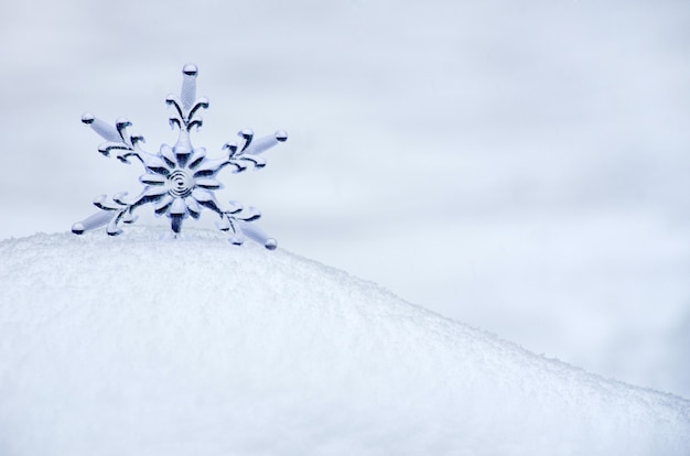 Copo de nieve en una nieve blanca