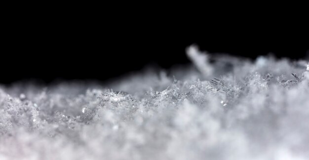 Copo de nieve sobre ventisquero natural cerca de fondo de invierno y Navidad