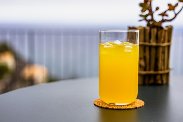 Copo refrescante de suco de laranja