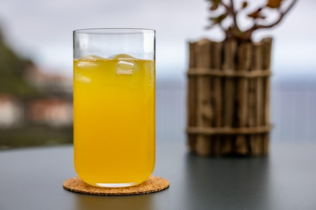 Copo refrescante de suco de maracujá