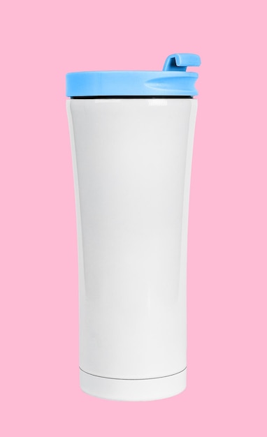 Copo térmico caneca de viagem copo ecológico com tampa azul sobre fundo rosa