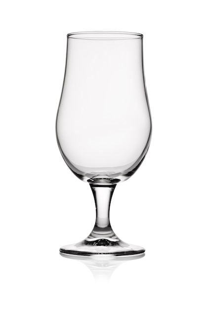 Copo transparente transparente vazio para cerveja isolado no fundo branco.