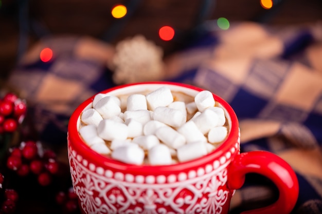 Copo vermelho com cacau e marshmallows, feriados de Natal e ano novo