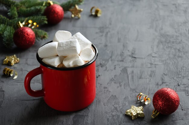 Copo vermelho com chocolate quente ou chocolate e marshmallows. decoração de natal