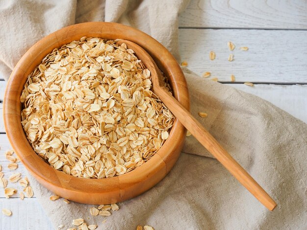 Copos de avena a la antigua en cuenco de madera