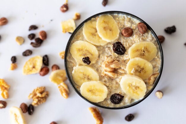 Copos de avena en blanco.