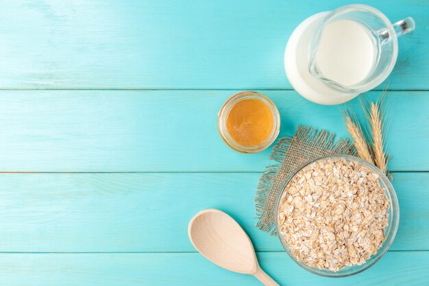 Copos de avena en un bol con miel