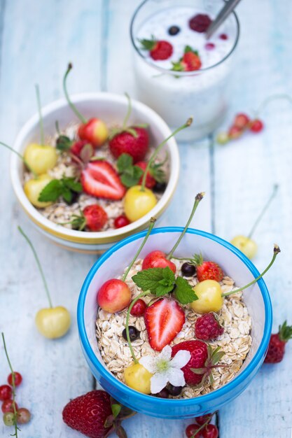 Copos de avena cruda con bayas