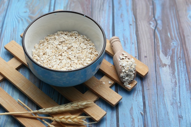 Copos de avena cruda fondo de madera, de cerca