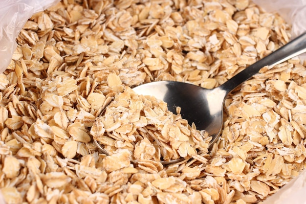 Copos de avena y una cuchara de cerca