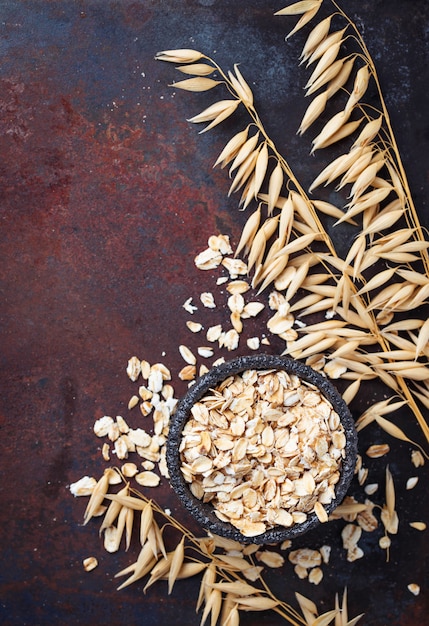 Foto copos de avena y espiguillas sobre fondo oxidado