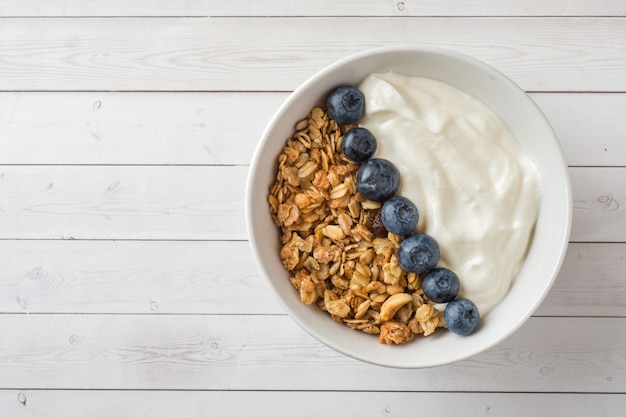 Copos de avena, gránulos y muesli de nueces con arándanos. El concepto de comida sana, Desayuno.