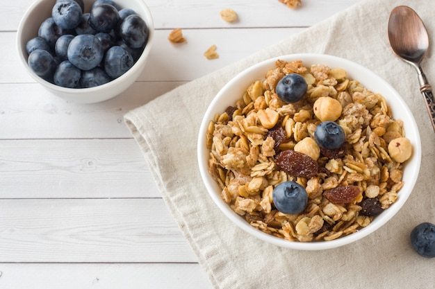 Copos de avena, gránulos y muesli de nueces con arándanos.