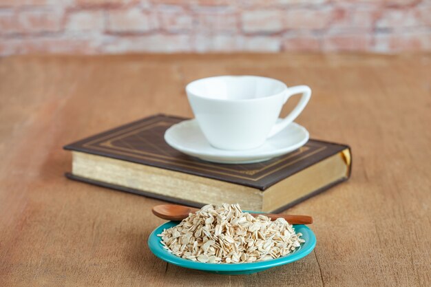 Copos de avena en el plato en la mesa de madera