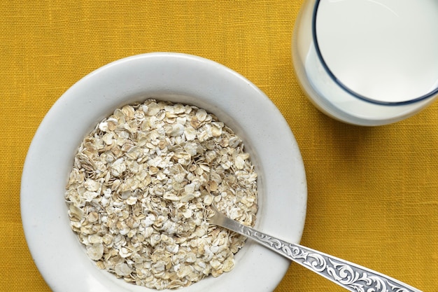 Foto copos de avena con el primer de la leche; centrarse en las escamas