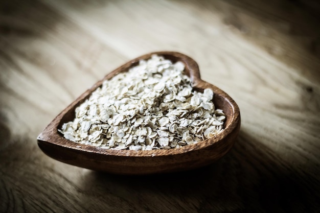 Copos de avena útiles en un cuenco de madera