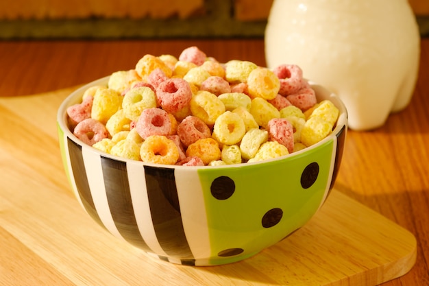 Copos de cereales en un tazón sobre la mesa