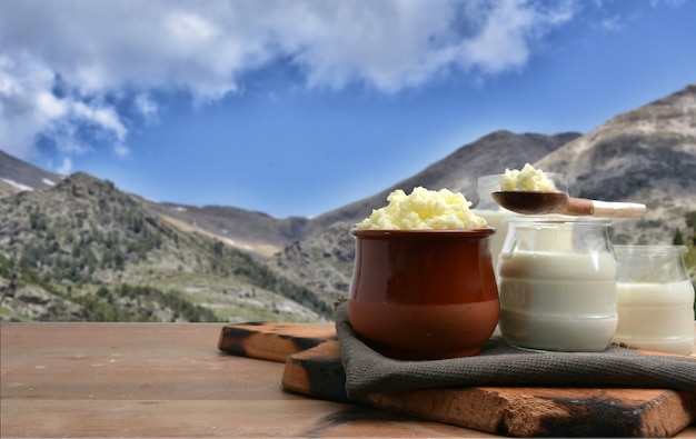 Copos cheios de keffir, leite e iogurte líquido com vacas