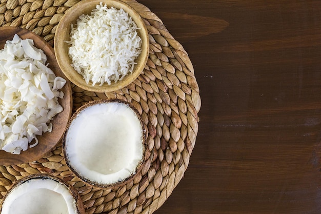 Copos de coco deshidratado en un tazón de madera.