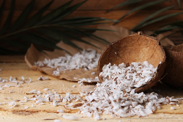 Copos de coco natural en primer plano de la mesa. Foto de alta calidad