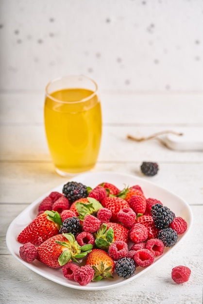Copos com bebida e frutas em um fundo rústico. Foto de alta qualidade