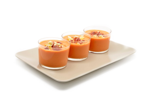 Copos com gaspacho de comida tradicional espanhola