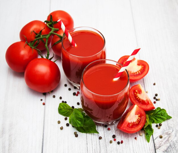 Copos com suco de tomate
