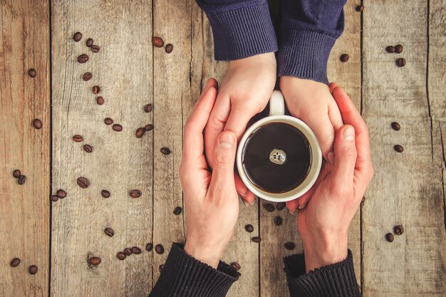 Copos com um café. Foco seletivo. Bebida.