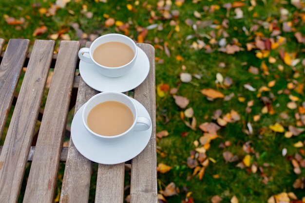 Copos com um café na mesa