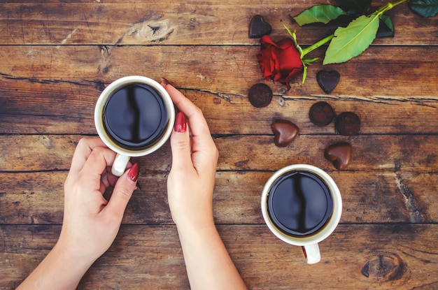 Copos com um café nas mãos de homens e mulheres. Foco seletivo.