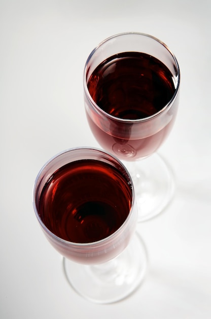 Copos com vinho tinto