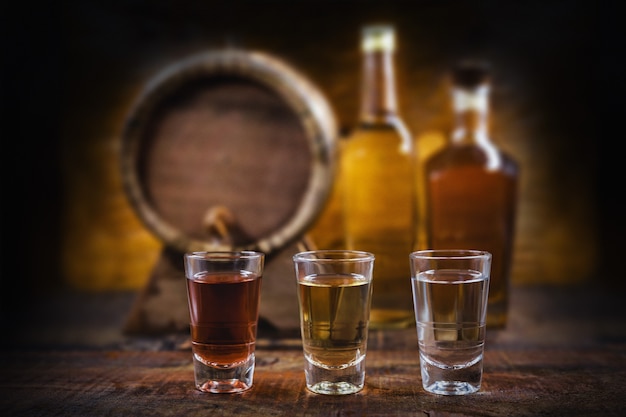 copos de bebidas alcoólicas, cachaça, rum e conhaque. Seleção de bebidas alcoólicas fortes.