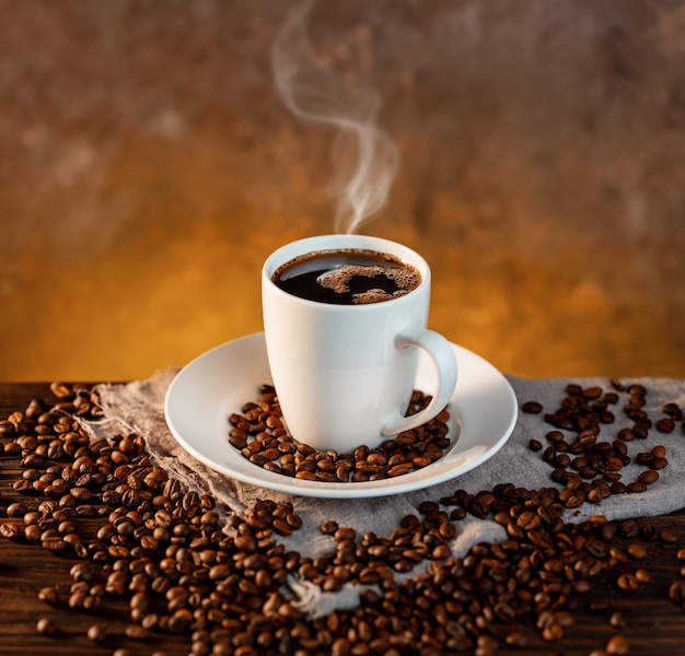 Copos de café brancos e grãos de café