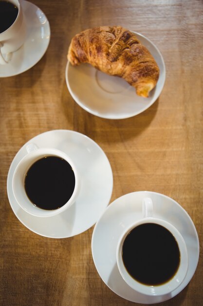 Copos de café com croissant