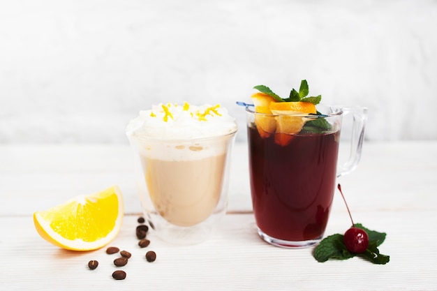 Copos de café com leite e sangria em branco