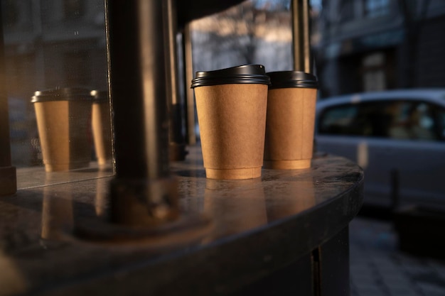 Copos de café de papel artesanais ao ar livre foto de alta qualidade