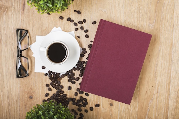 Copos de café e livro