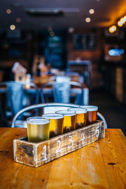 Foto copos de cerveja a voar na mesa do bar.