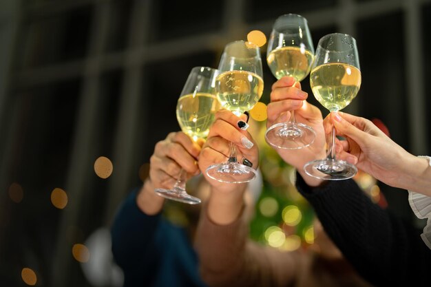 Foto copos de champanhe com iluminação festa de jantar